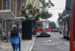 Sistema de lotações da capital gaúcha enfrenta um cenário de retração e reajuste.