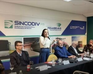 Durante uma reunião-almoço promovida pelo Sincodiv/Fenabrave entidade que representa as concessionárias de veículos automotores, a pré-candidata do PDT, Juliana Brizola, apresentou suas propostas garantiu que não fará uma política de "terra arrasada" no Estado.