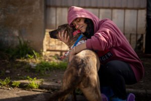 Tigre e sua tutora, Giovana. Foto: Bruno Ourique