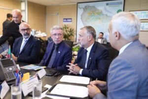 Durante agenda em Brasília, prefeito Airton Souza confirmou a liberação de recursos federais para a saúde pública e recebeu os valores destinados à construção de 807 moradias.