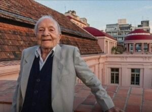 A Casa de Cultura Mario Quintana preparou uma programação imperdível para celebrar os 120 anos de nascimento do nosso eterno poeta!