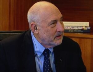 Stiglitz criticou severamente a postura de Washington, classificando as justificativas dadas pela gestão de Donald Trump como uma "farsa desonesta" movida por interesses políticos e corporativos, e não por critérios técnicos. Foto: Reprodução 
